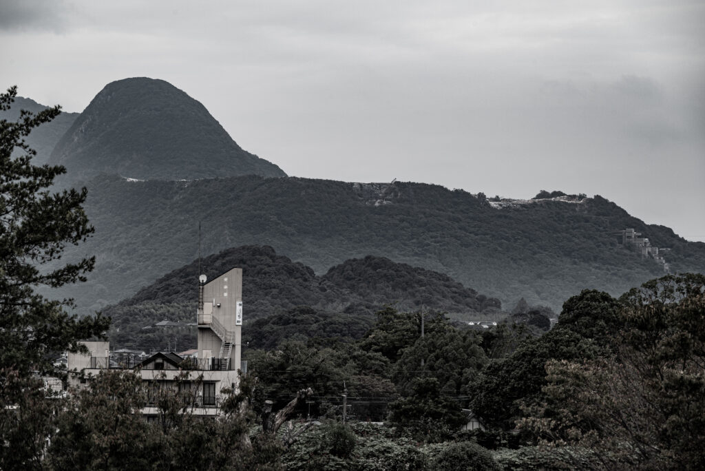 石灰石の採掘で平らになった香春岳(手前は筑豊に残されたボタ山)