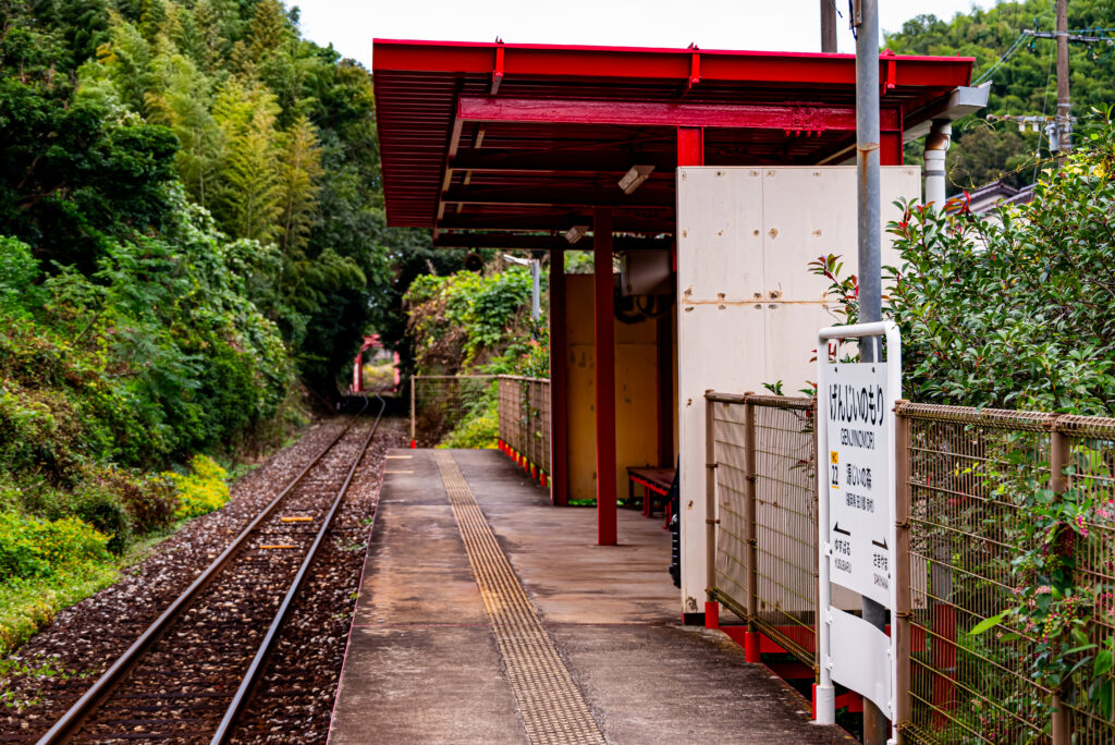 片面1線の源じいの森駅