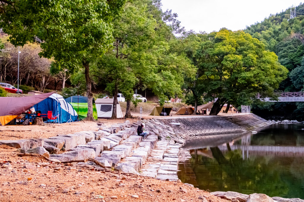 キャンプ場の朝は早い