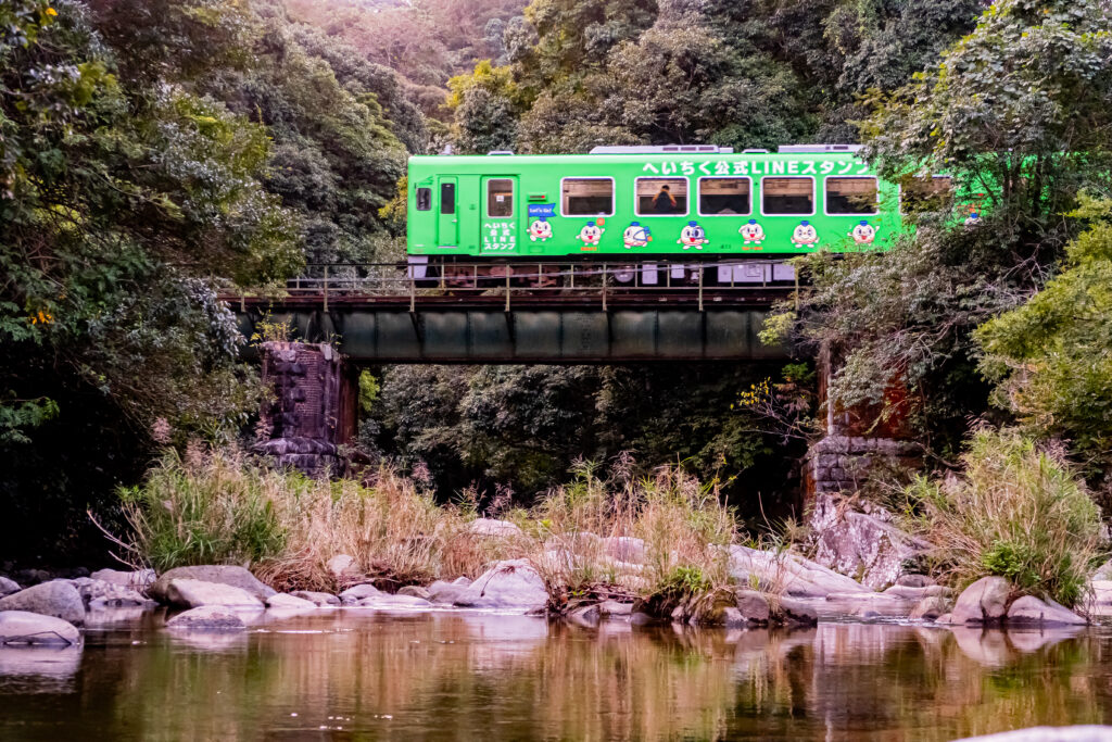 渓流をガタゴトと抜ける平筑の列車