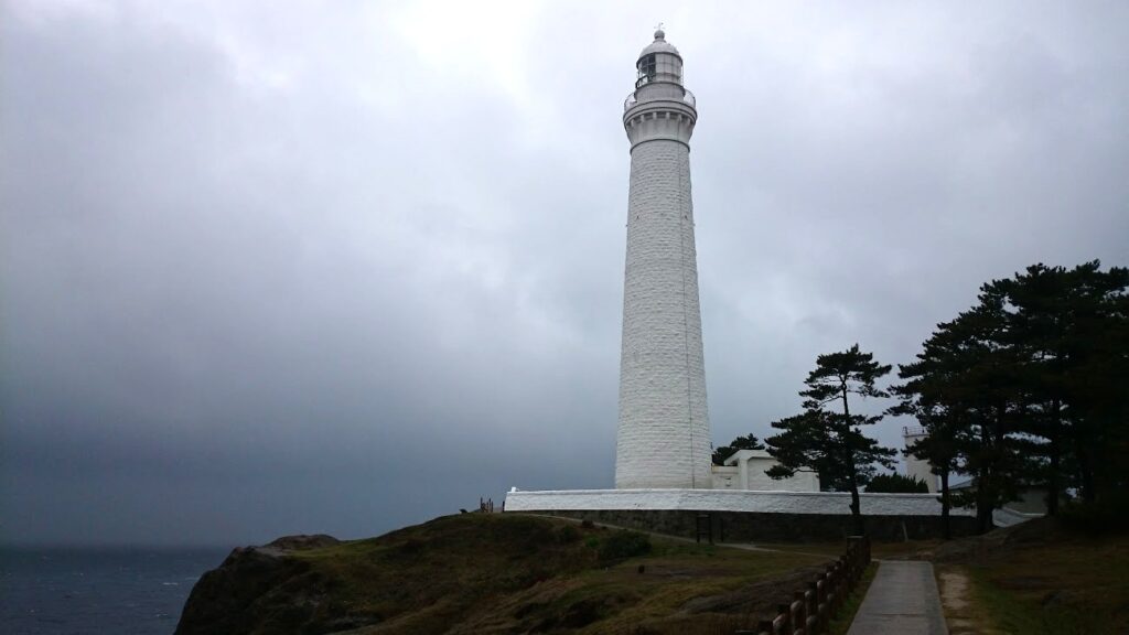 夕日の名所に立つ日御碕灯台