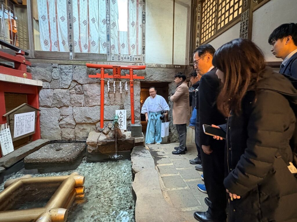 神社内を、目黒久仁彦権祢宜が案内