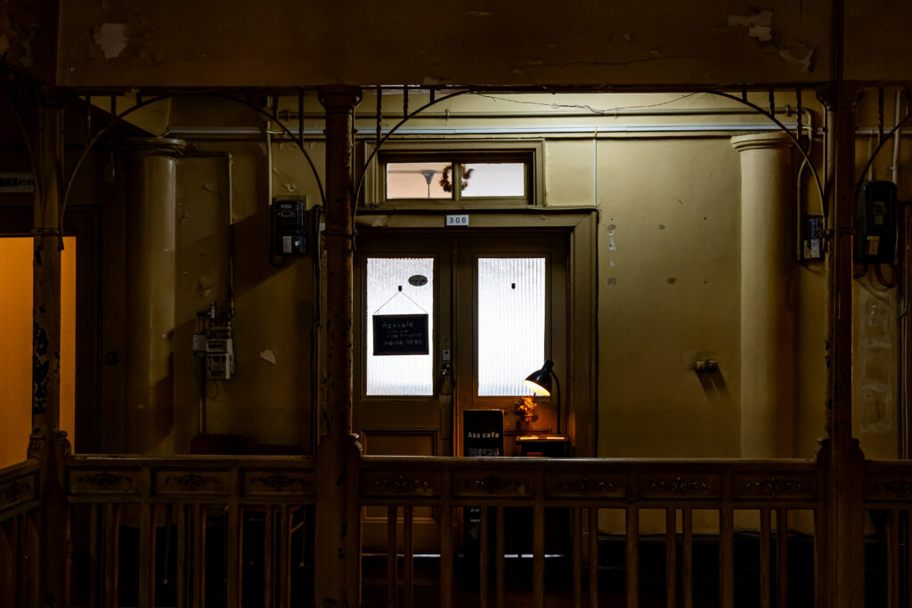 大正期の建物の一室を改装したカフェ