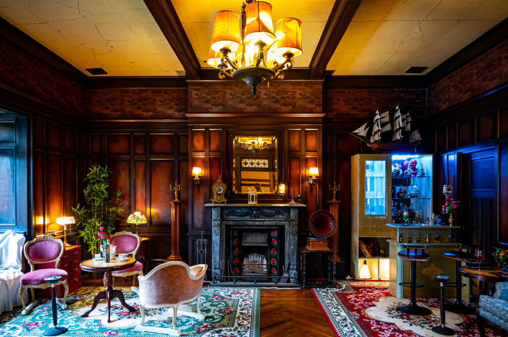 暖炉を配した洋間