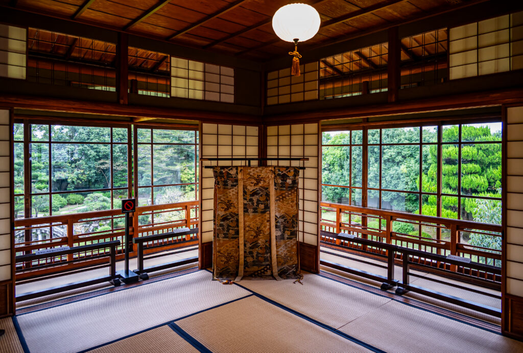 白蓮の居室、窓の外には庭園が広がる