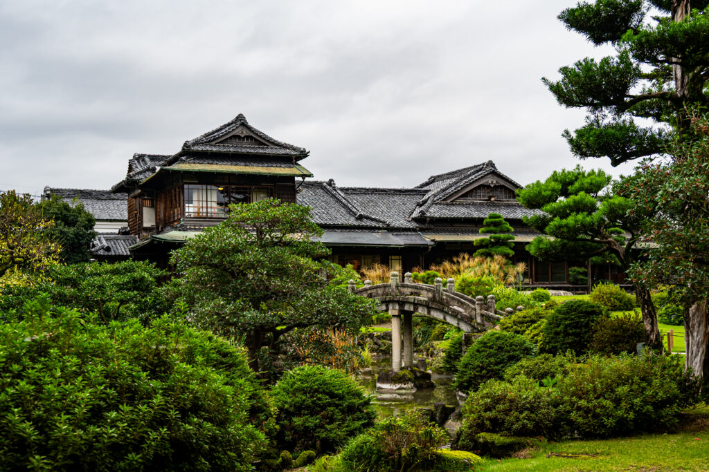 中庭から望む荘厳な邸宅