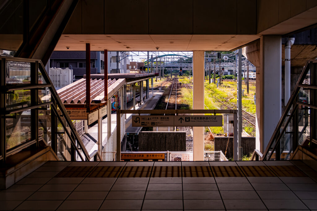 平筑直方駅、複線が走る