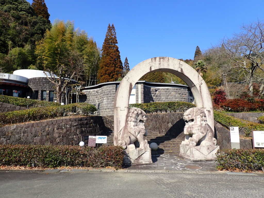 「種山石工」の功績を紹介する「東陽石匠館」