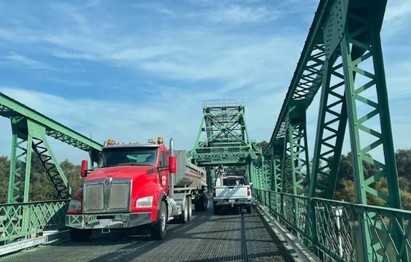 車窓から　いかにもアメリカらしい風景(筆者撮影)