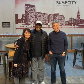 ワインテイスティングルームで　オーナーと(同僚と筆者（右)）