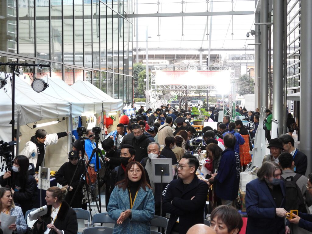 にぎわう会場