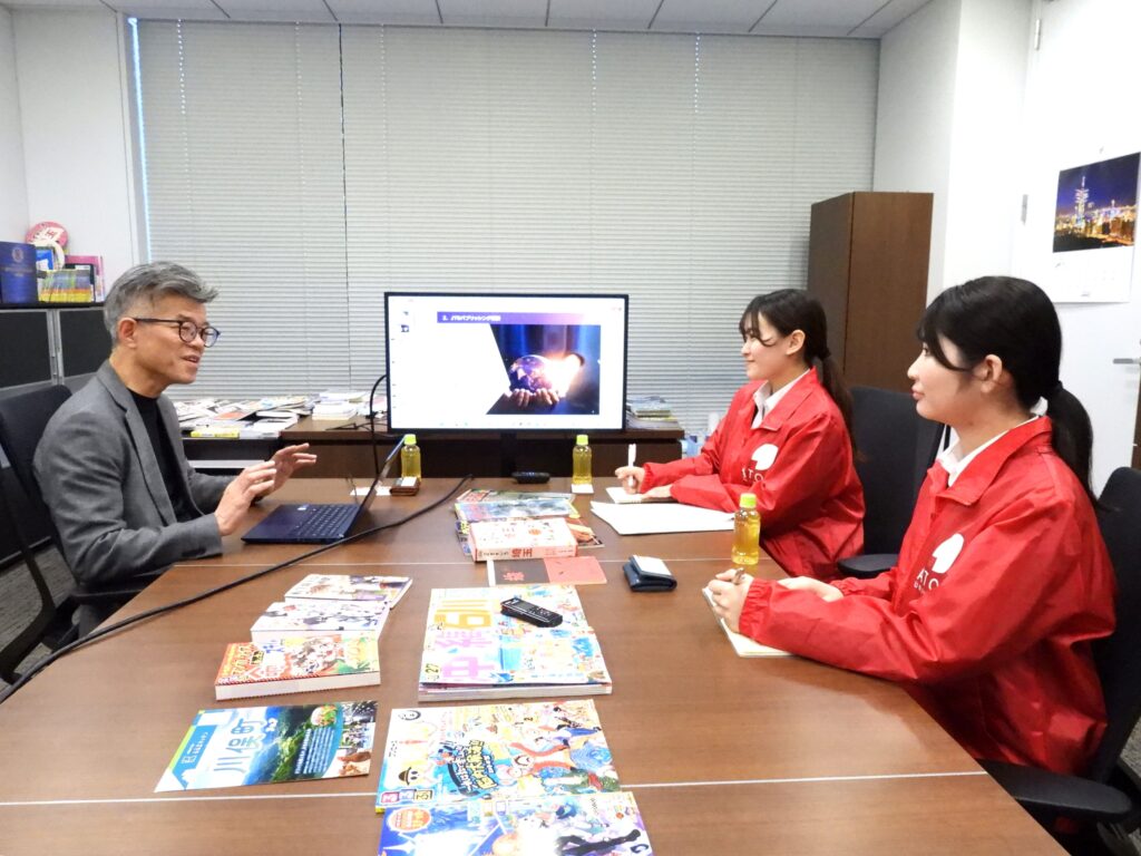 磯田さん(中央)の質問に答える盛崎社長(左)。右は同席した3年の畠山妃菜さん。