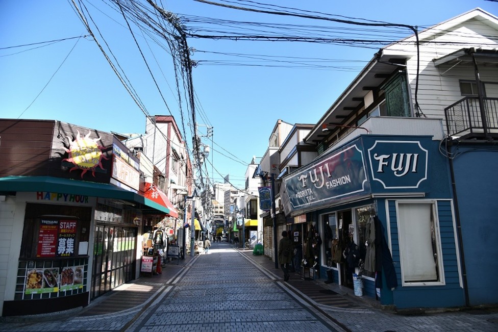 ドブ板通り:米国文化を色濃く残す異国情緒あふれる商店街