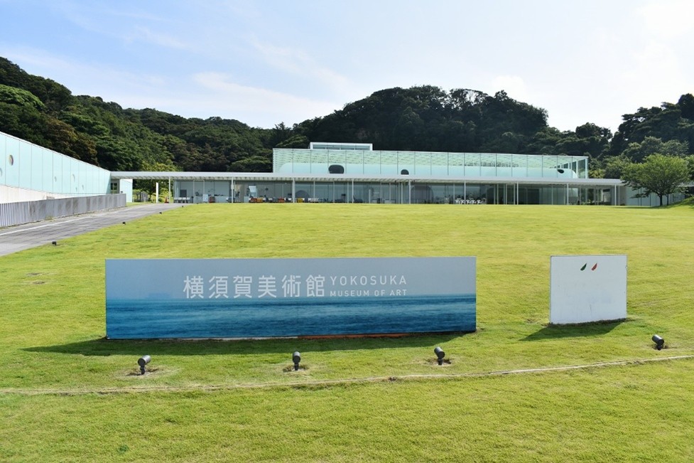 横須賀美術館:海と森に包まれ光あふれる空間で静かに感性を整える
