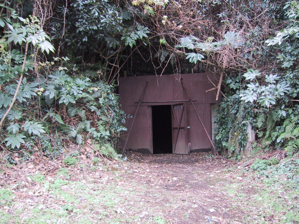 赤山防空壕(ここから内部に入っていく)