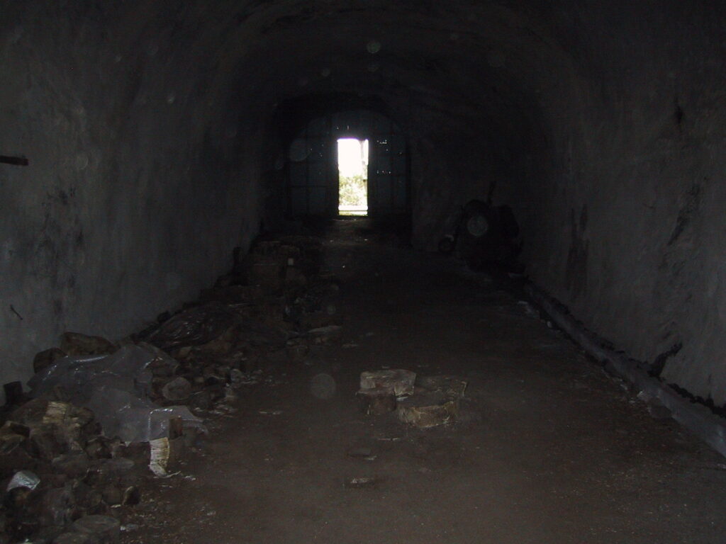 赤山防空壕(内部から)