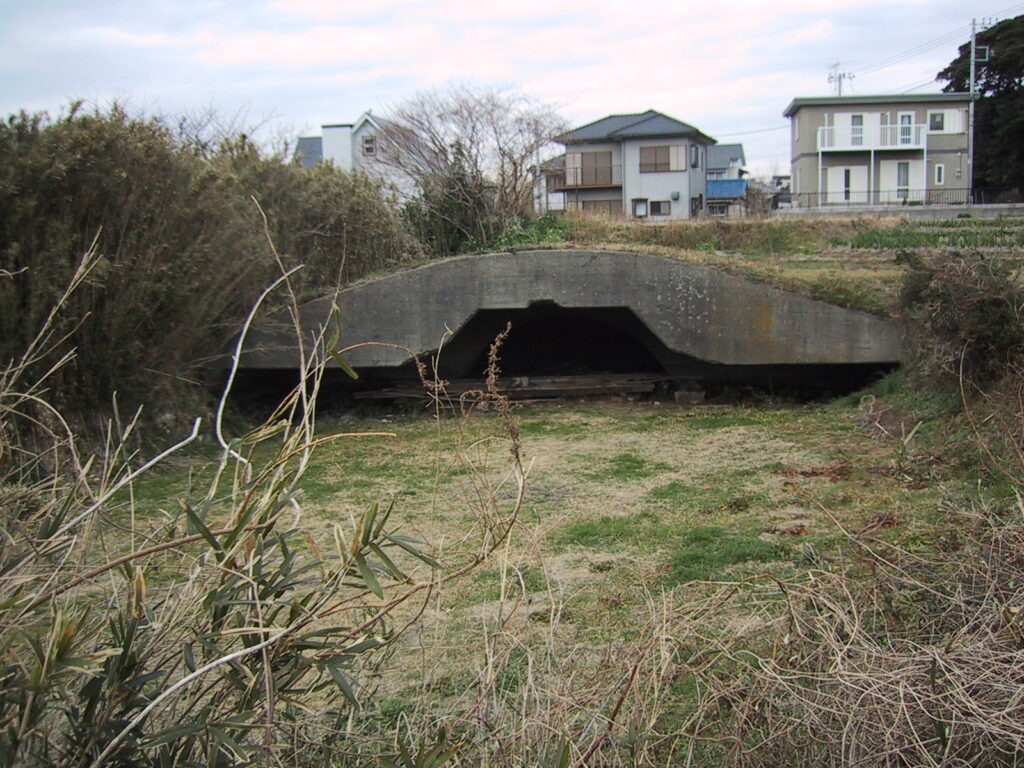 町中に残る掩体壕