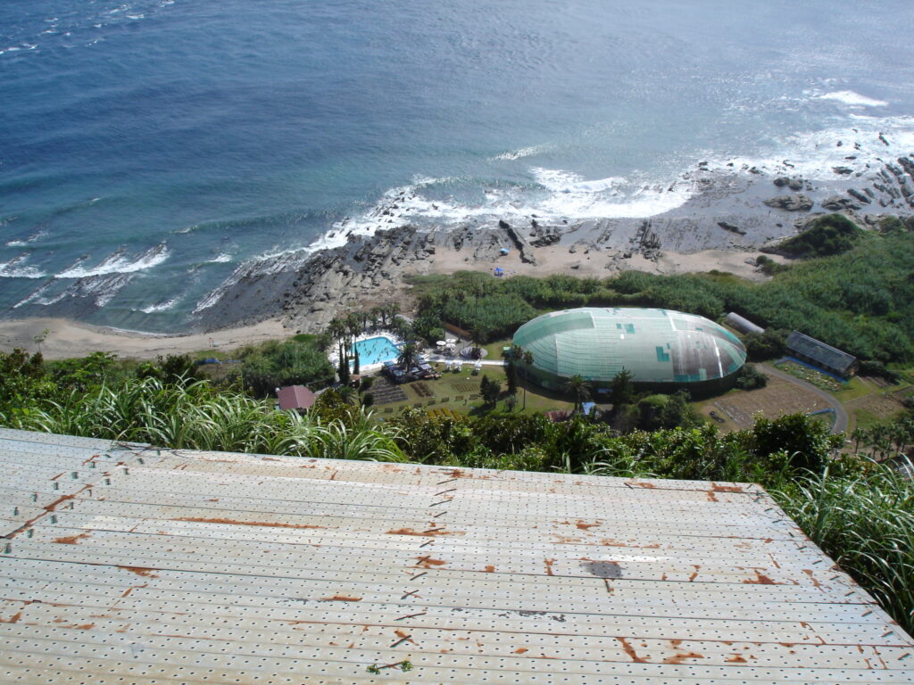眼下に白浜海岸を見るグライダー場