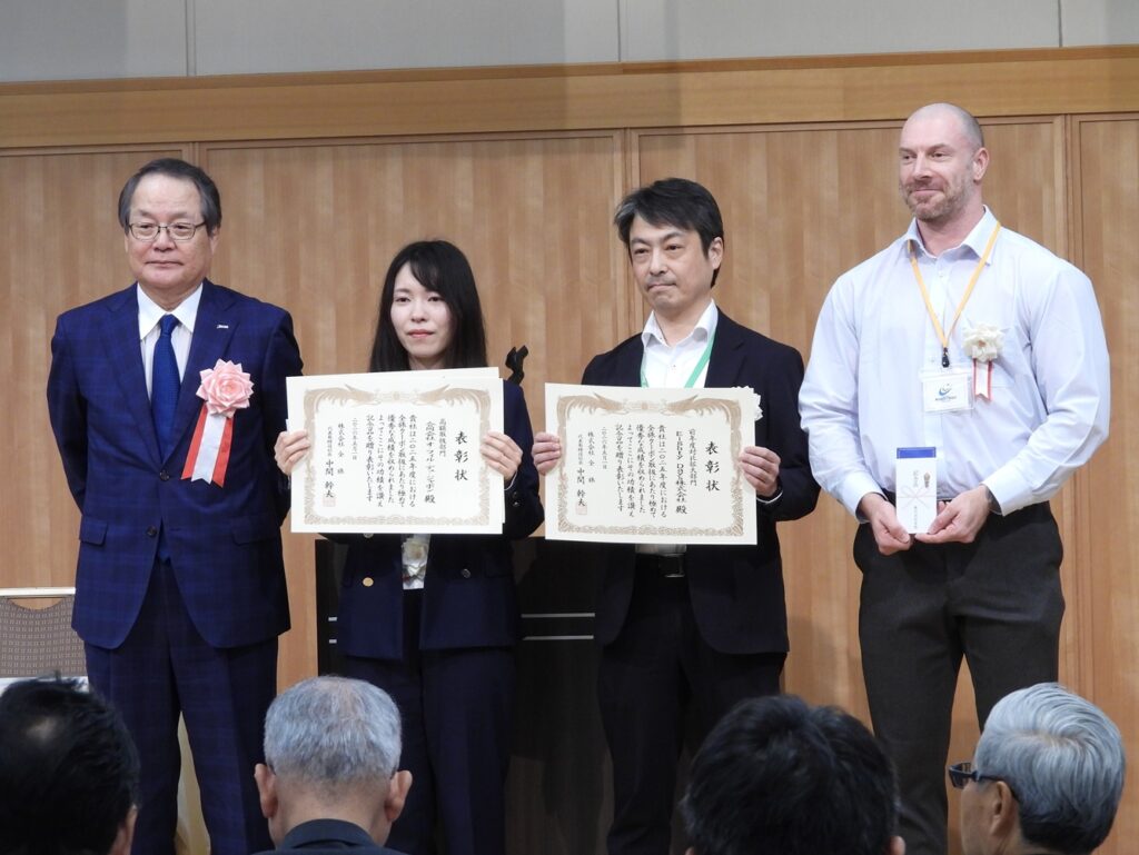 中間社長(左)と全旅クーポン取扱い優秀社