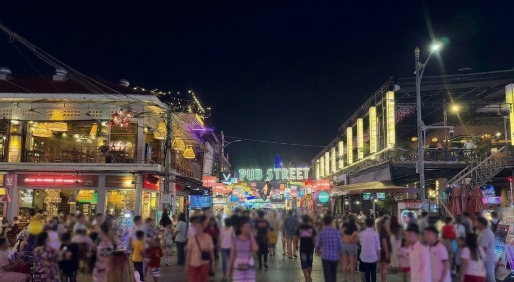 観光客でにぎわう市街地の中心、飲食店やショップが軒を連ねるパブストリート