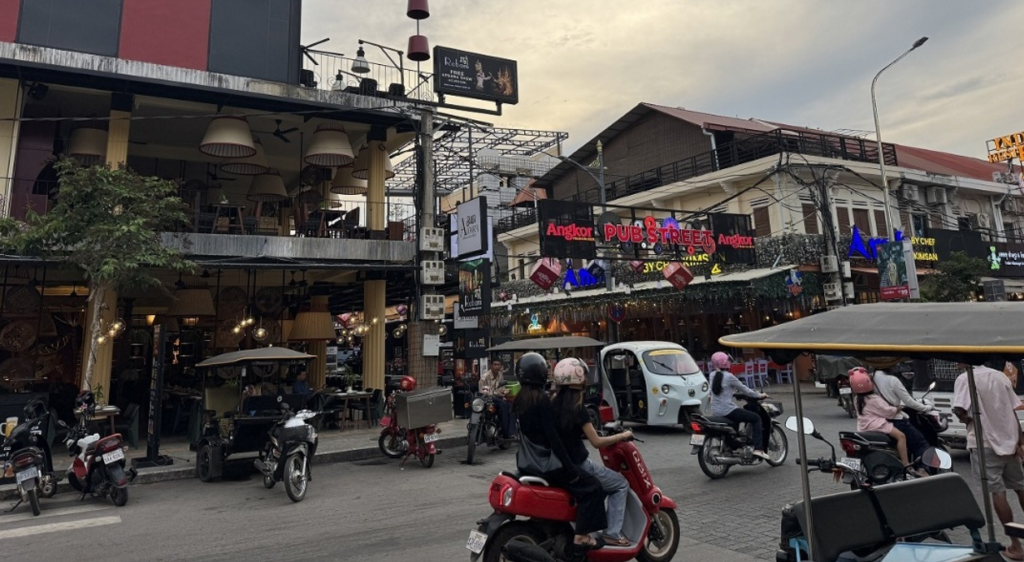 市民の足はバイクやトゥクトゥクが中心、日常の移動を支える街の風景