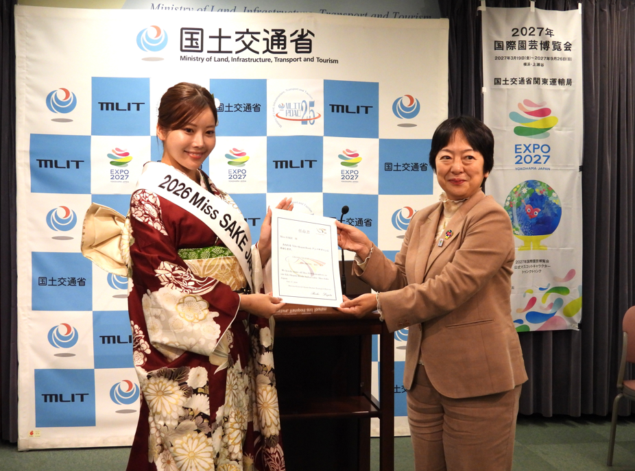 長瀬志珠さん(左)と藤田局長