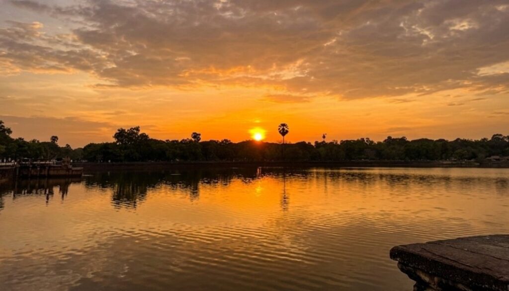 悠久の歴史に見守られながら、アンコールの大地に沈む夕日