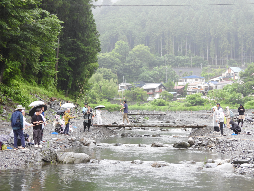 誰もが楽しめる自然体験を目指し、渓流釣りプログラムを体験