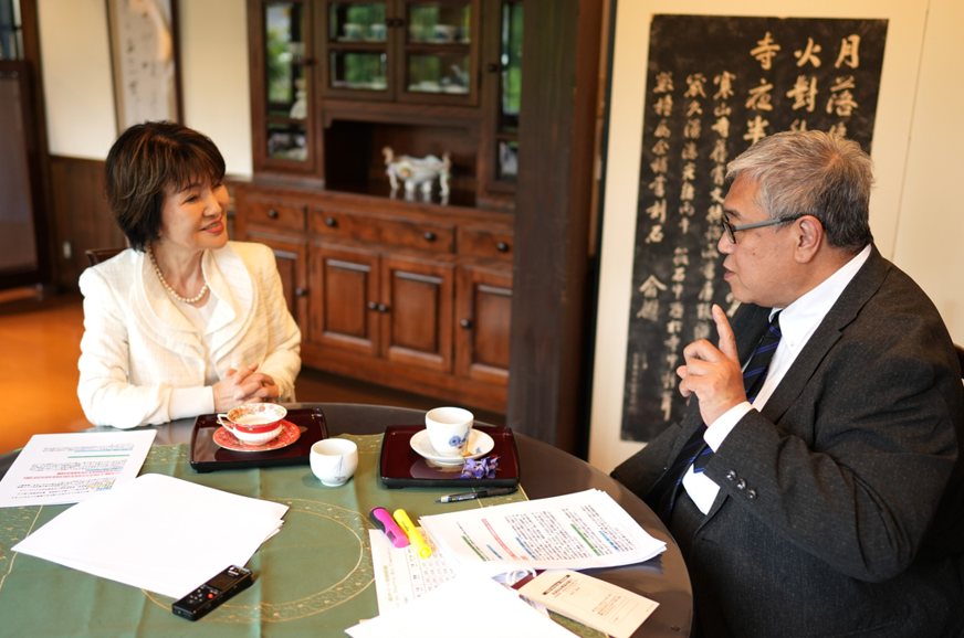 乳頭温泉郷の発展と地域ブランドの未来について語る、旅館妙乃湯の佐藤京子女将(右)と跡見学園女子大学の篠原靖准教授