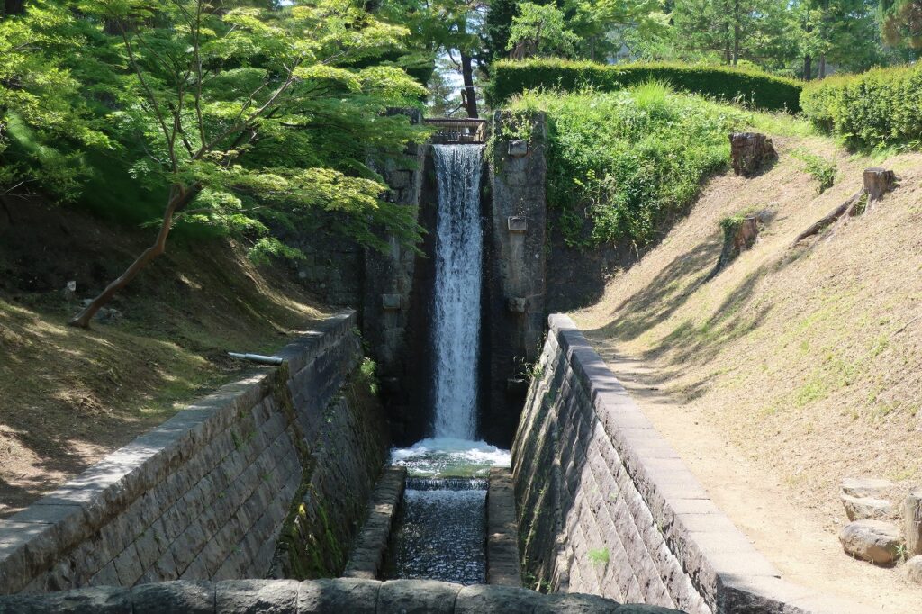 「麓山の飛瀑(はやまのひばく)」