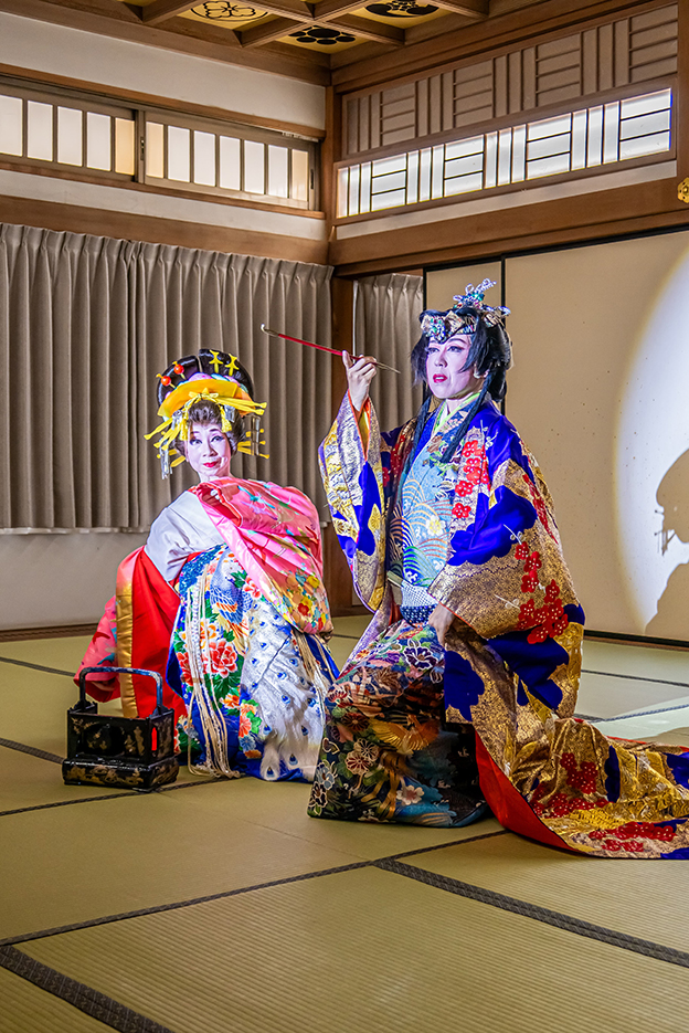 侍と花魁の舞踊ショーのラストシーン