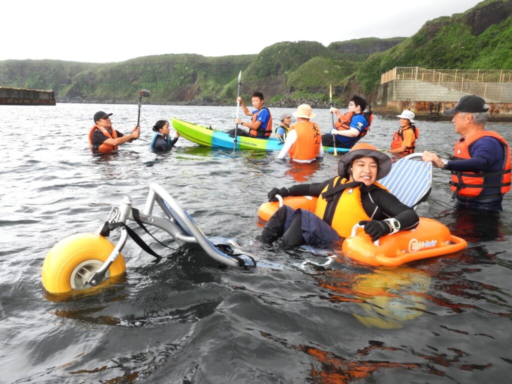 シーカヤックや水遊びを楽しむ障害者