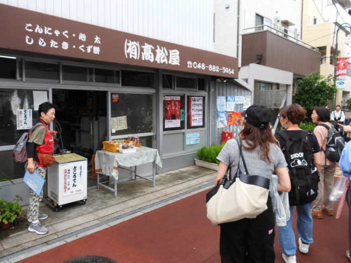 前地通り南商店街では案内を聞きながら散策